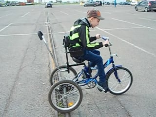 Наиль катается на велосипеде