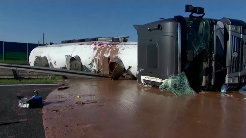 Цистерна с шоколадом опрокинулась