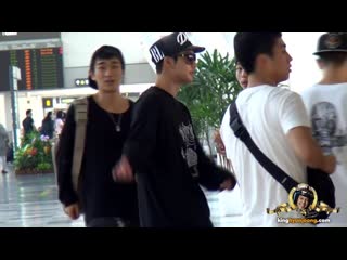 Kim hyun joong 김현중 fancam wiggling his toes, dancing and drinking at gimpo airport