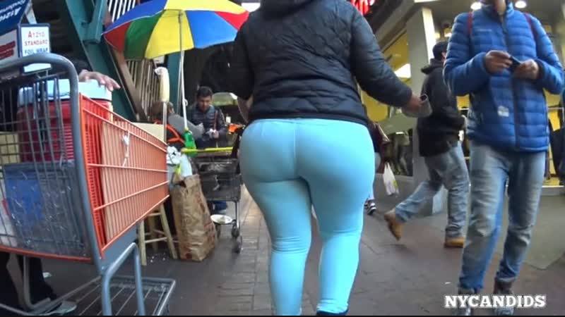 Смачные латинские булки на подработке раздачи газет| pawg