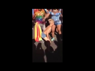 Garoto na parada gay de são paulo