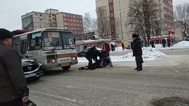 Пьяный дебошир избил водителя маршрутки в кемерово драка на проезжей части
