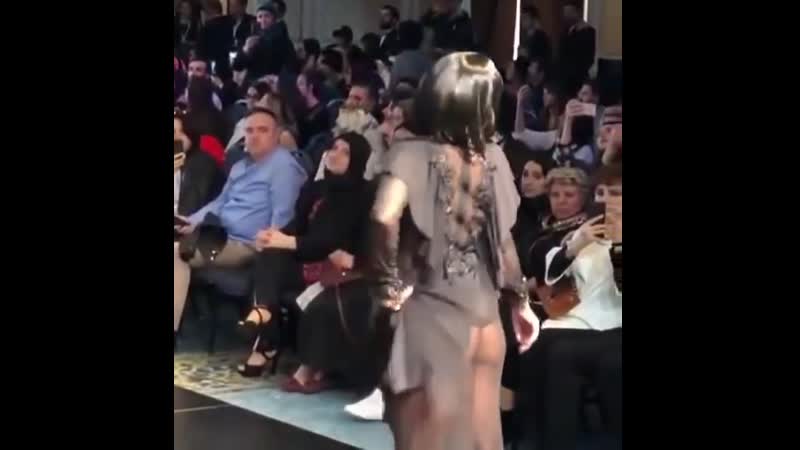 Şarkıcı haticeden podyumda kalça show