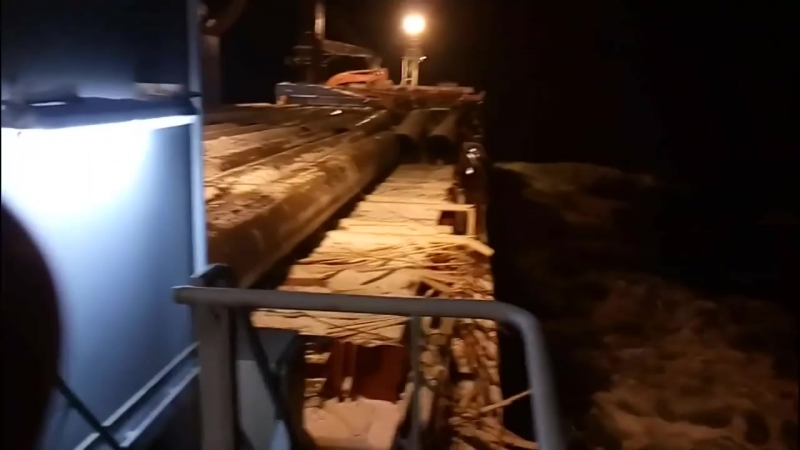 Просрали груз, 18 (осторожно мат) load straps break spilling thousands tons of cargo into the sea