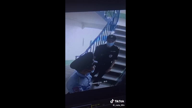 А тем временем в хабаровске к даме пришли полицаи