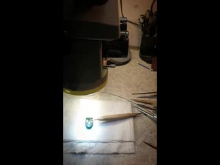 В процессе резьба по воску