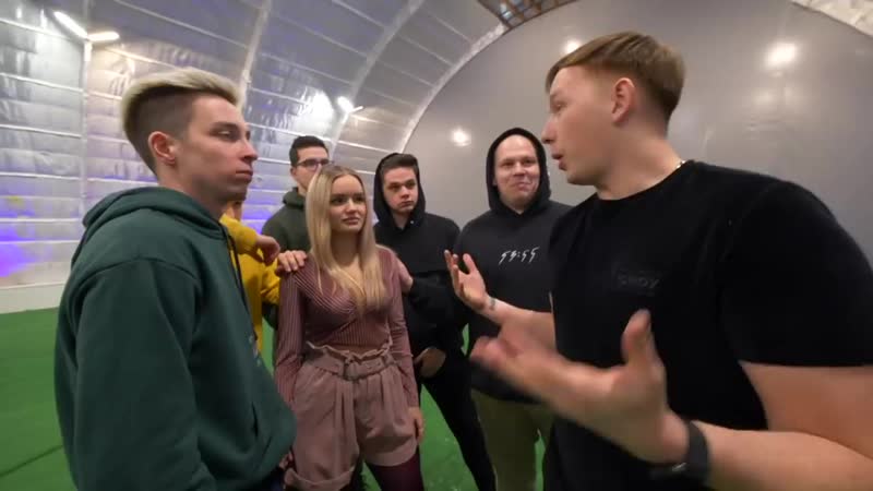 {gerasev} последний кто уберет руку с девушки, получит её на 24 часа! челлендж!