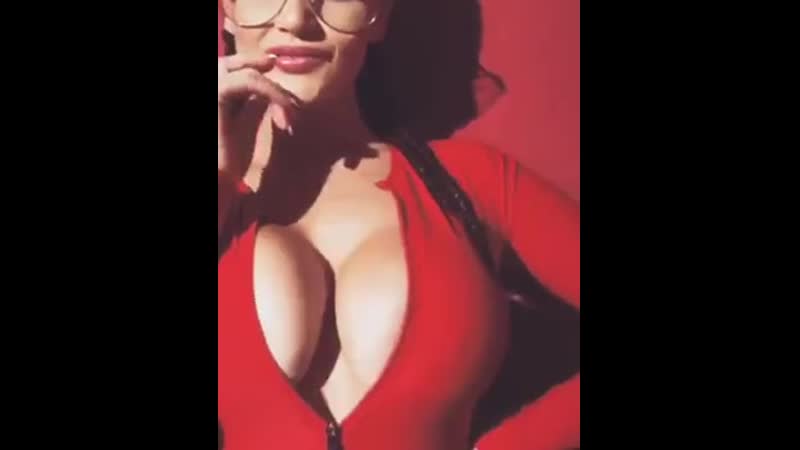 Красном porn video – Дама в красном из нового порно облизывает и желает секс на камере в позе лотоса