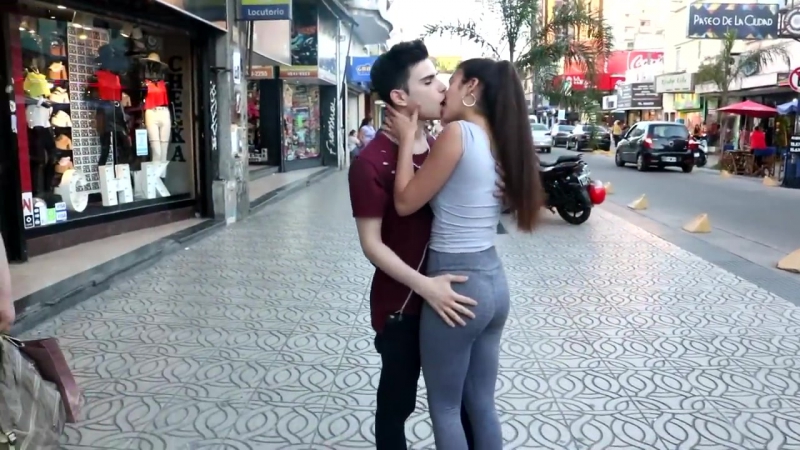 Beso o cachetada #3 besando desconocidas julian mauri