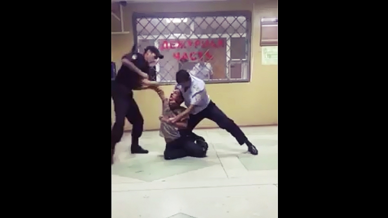 "на, пососи!" пьяное быдло устраивает дебош в отделении полиции драка; алкаши; ору)