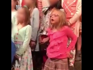 Девочка танцует в хоре