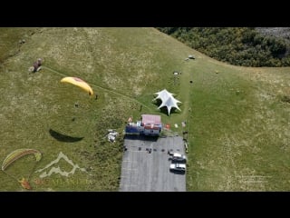 Полёт и приземление на параплане гудаури, парапланерный кемпинг skyatlantida gudauri paragliding полет гудаури بالمظلات، جور