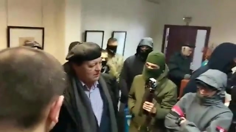 В киеве радикалы напали на здание россотрудничества и сожгли российский флаг {17/02/2018}