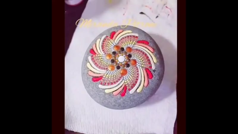 Красивая мандала на камне