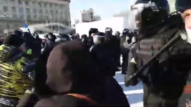 В хабаровске омон с дубинками бросился на протестующих!