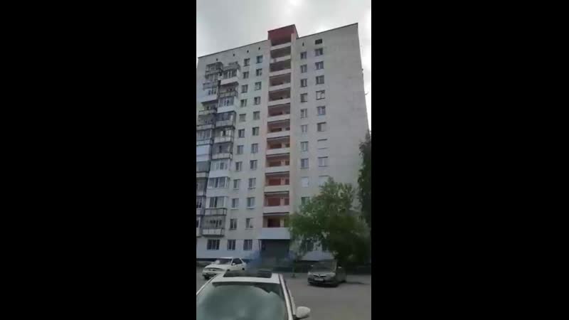Молодой человек по какой то причине перелез через ограждение и свесился с наружной стороны балкона 12 этажа