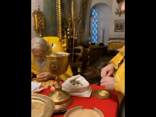 О илий совершает проскомидию