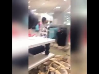 Selena gomez shopping at a mall in jakarta, indonesia today! 📹 selena gomez comprando en un mall en #jakarta #indonesia