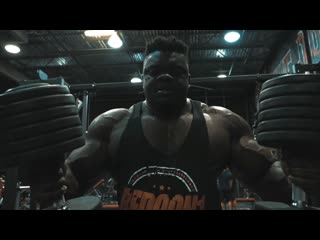 Blessing awodibu trains chest & triceps
