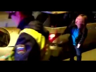 Девушка плачет по разбитой машине