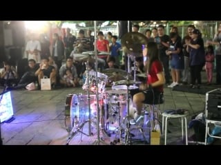 Японка играет на барабанах