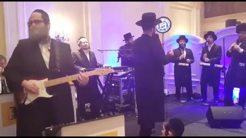 Surly werdyger with shira choir and avrumy berko rocking lo ymolet