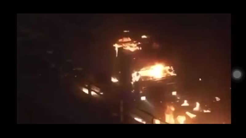 В гонконге полиция попыталась атаковать баррикаду протестующих на подступах к политехническому университету, но чуть не сгорели