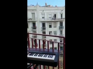 Итальянец играет на балконе «my heart will go on» mp4