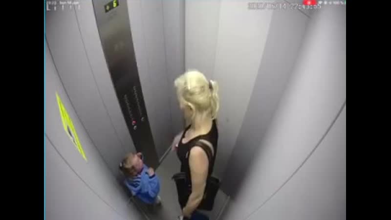 Яжемать из красноярска решила незаметно и жестоко избить свою дочь в лифте, но не увидела установленную в нём камеру