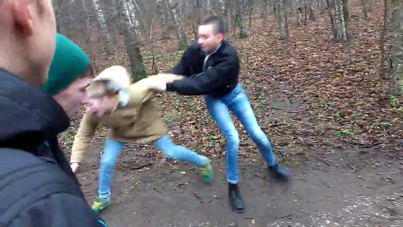 Скинхед валит хулигана