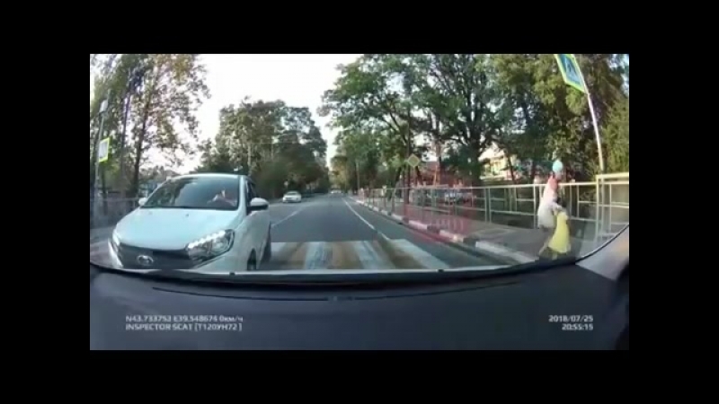 В сочи автомобилист снёс мотоциклиста и наехал на пешеходов