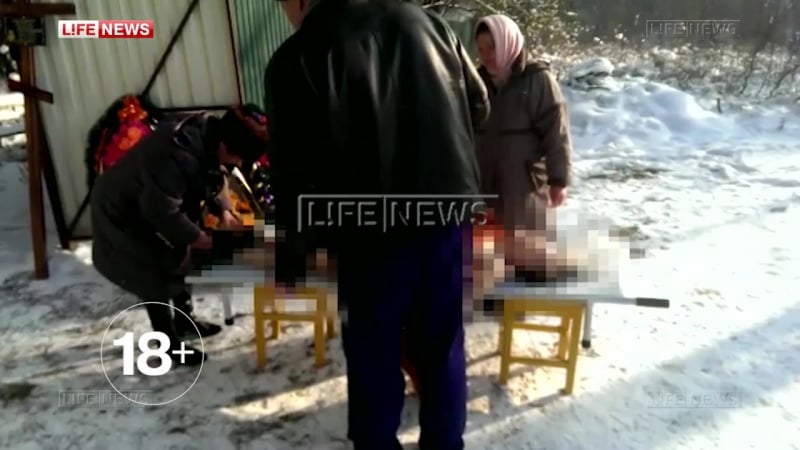 Перепутали покойниц сотрудники морга стали переодевать трупы на улице, при всех