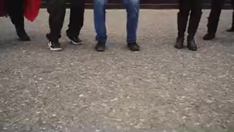 В школе под мурманском учителя неординарно поздравили выпускников