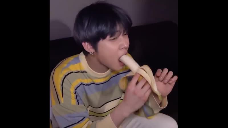 Yeonjun singing the minions banana song (720p) mp4