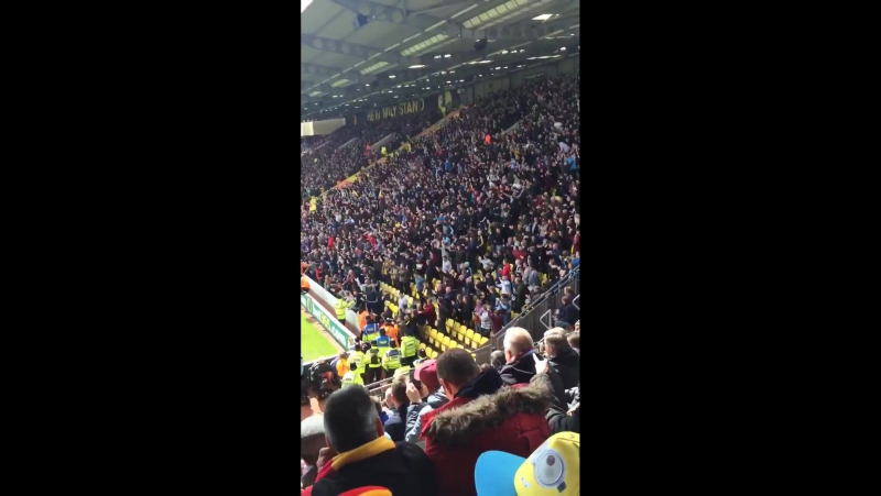 Болельщики «астон виллы» празднуют заработанный угловой