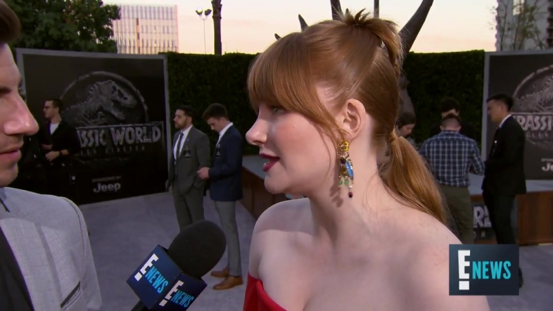 Bryce dallas howard on chris pratt he works his butt off e! live from the red carpet