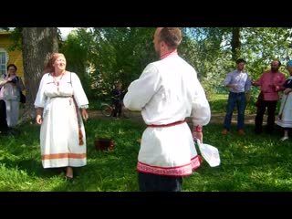 Мужичок вызвал бабёночку на перепляс