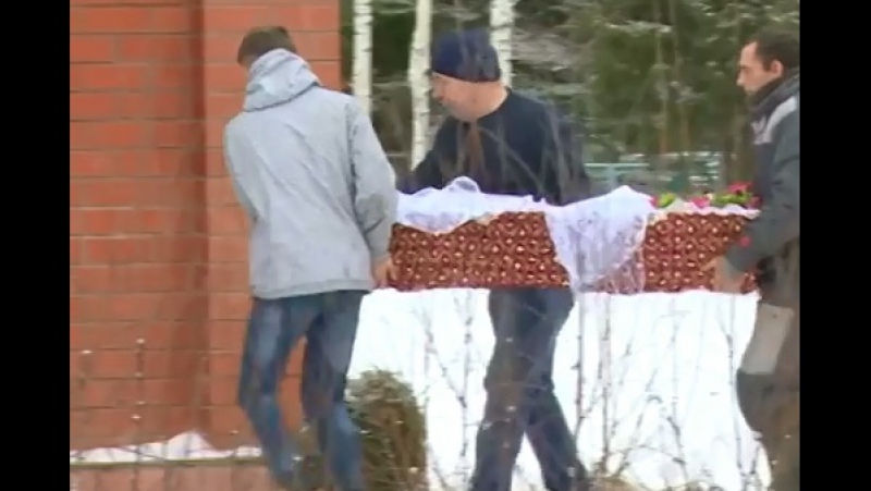 Похоронили 18 летнюю девочку, которую молодые и сексотчим