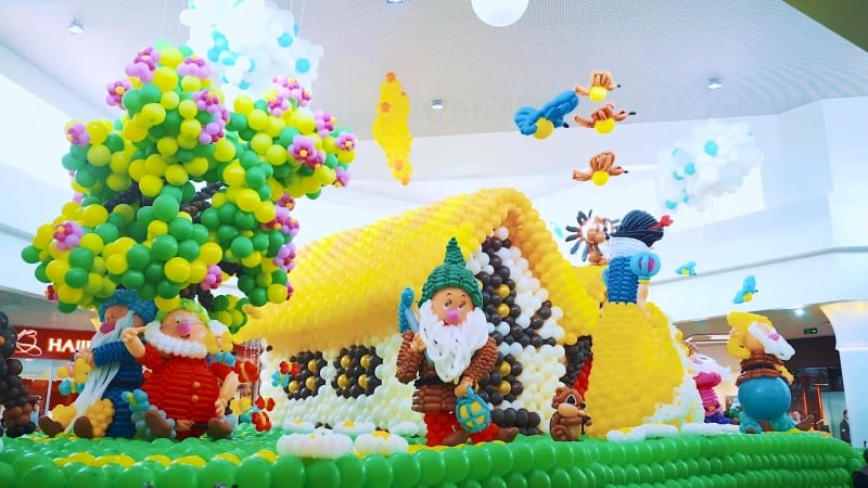 Г «белоснежка и 7 гномом» из 92 000 воздушных шаров в трц «красная площадь», г анапа