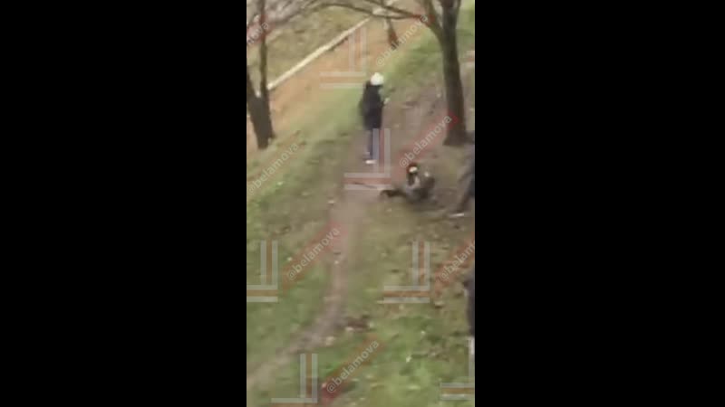 Позор армии беоаруси ввшник пошел на женщину с дубинкой но его остановили