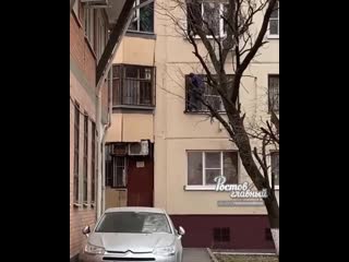 На зорге мужчина залез на второй этаж и попытался выбить окно ростов на дону главный