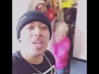 Мама с сыном разыгрывают друг друга