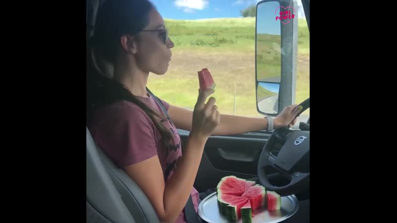 Анка дальнобойщица в сша водилы колеса не меняют! но трак таки сломался, причем новый хваленое американское качество? ☺