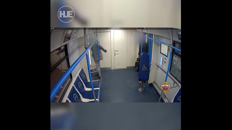 В столичном метро вандал рискуя жизнью разбил окно в движущемся поезде