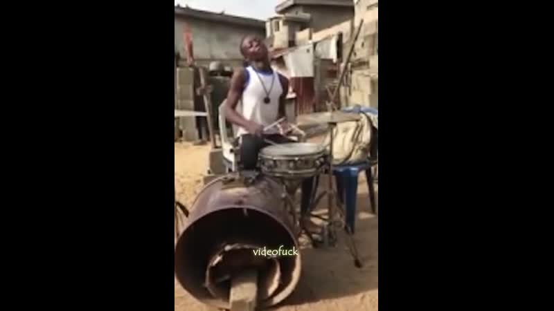 Барабанное соло в трущобах