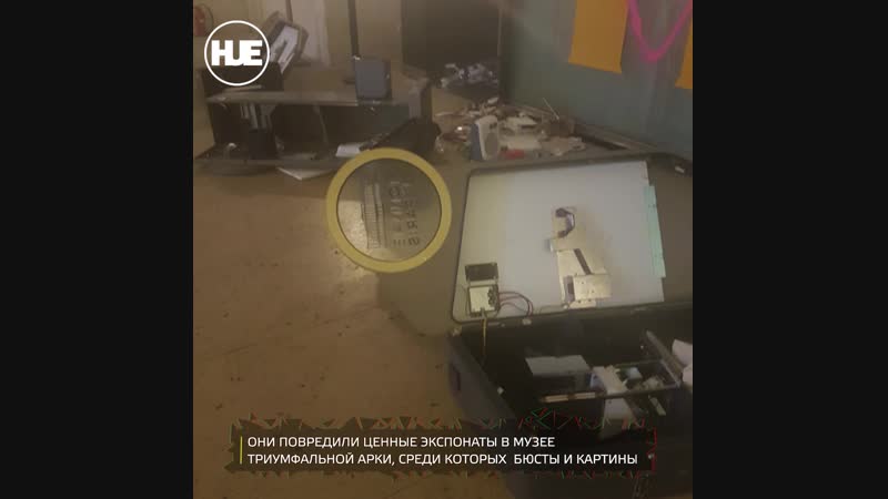 В париже протестующие разгромили музей