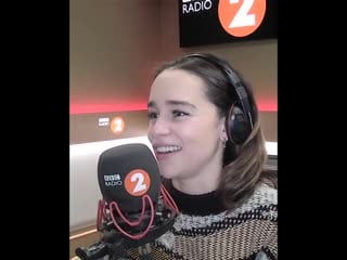Emilia clarke entrevistada pela bbc radio 2 london
