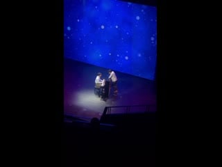 Перт играет на пианино, а лэй на флейте