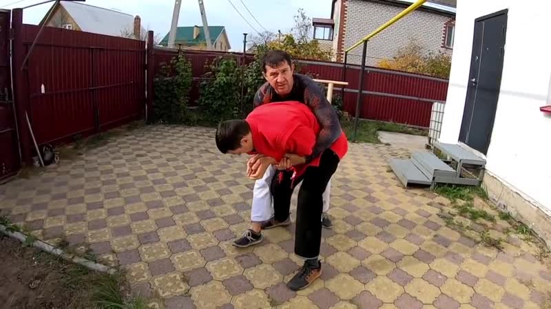 Этим ударом уронишь на улице и в зале любого профика удар, подсечка без захвата, финт все в одном