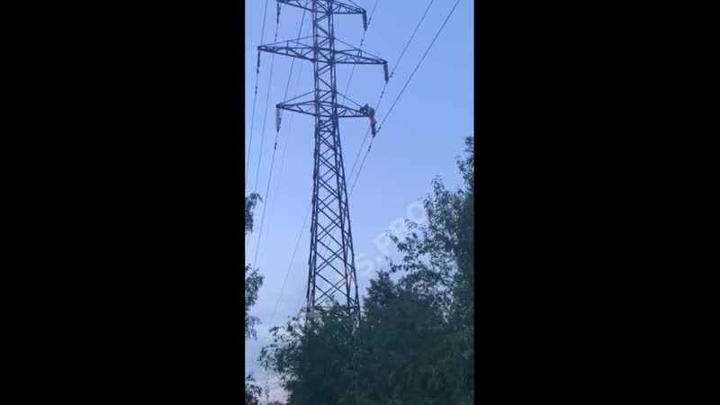 Сибирский толян выпил 2 бутылки водки и полез на лэп